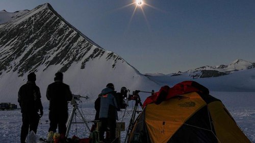 Investigadores del Programa Nacional de Ciencia Antártica se preparan para observar el eclipse solar total en el glaciar Unión