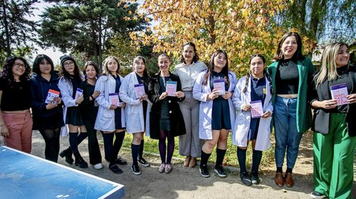Ciencia y Telecomunicaciones celebran el Día Internacional de las Niñas en las TIC con decenas de estudiantes de la comuna de Lo Espejo